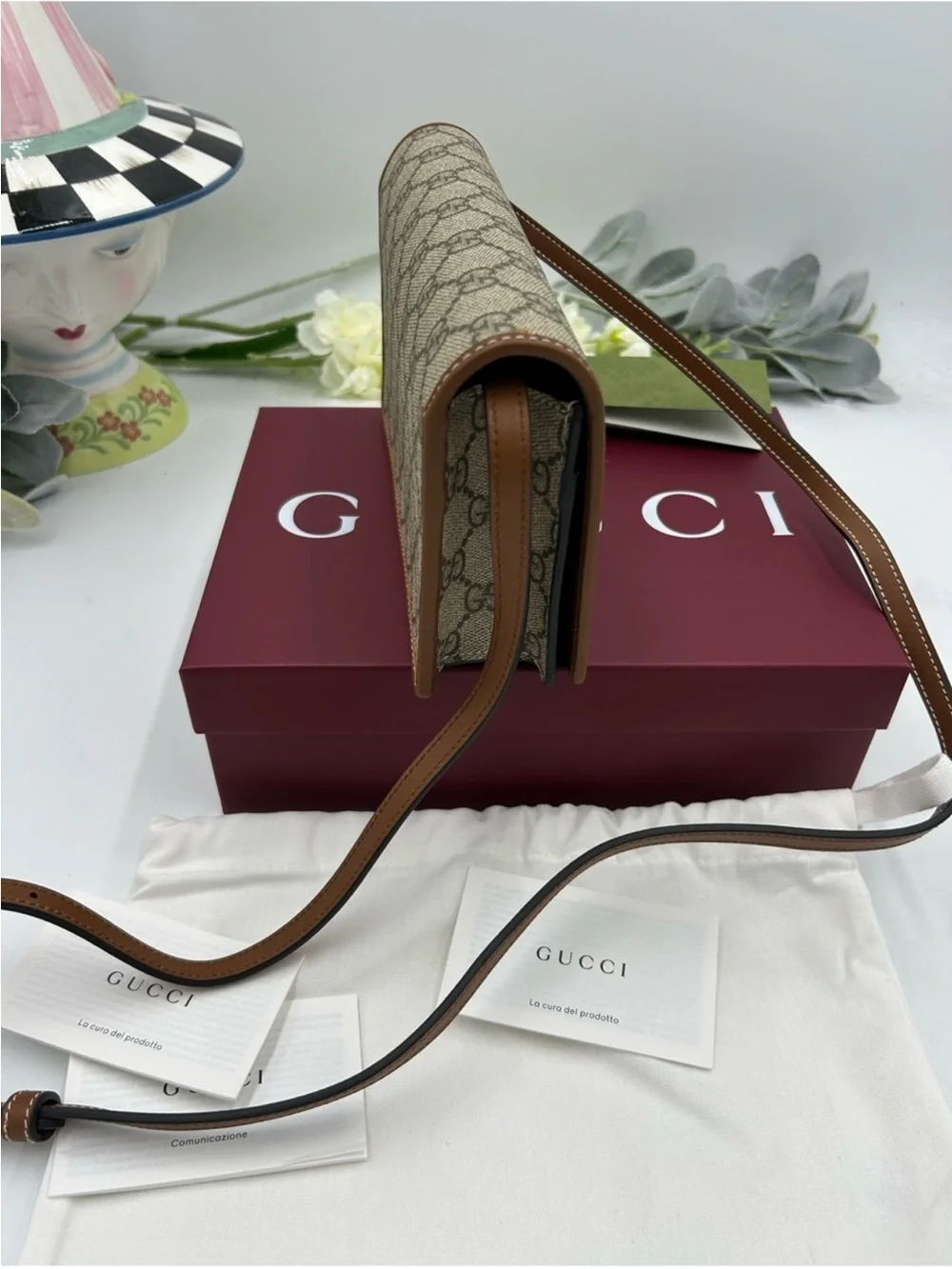 Women's Gucci Beige  GG Supreme Crossbody wallet in a strap . NWT